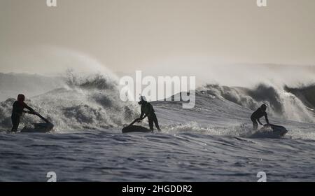 Gli appassionati di moto d'acqua saltano le onde al largo della costa di Blyth nel Northumberland. Data foto: Giovedì 20 gennaio 2022. Foto Stock