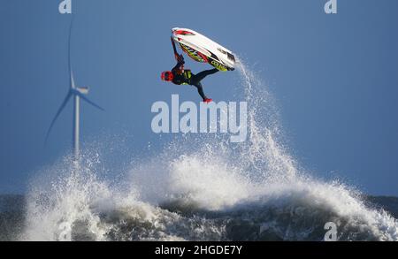 Un jet skier salta le onde al largo della costa di Blyth nel Northumberland. Data foto: Giovedì 20 gennaio 2022. Foto Stock