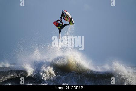 Un jet skier salta le onde al largo della costa di Blyth nel Northumberland. Data foto: Giovedì 20 gennaio 2022. Foto Stock