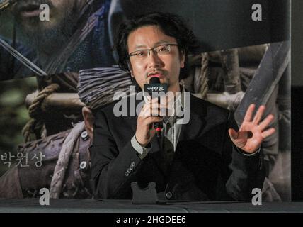 Il regista Jeong Yoon Cheol partecipa alla vetrina durante il loro nuovo film GUERRIERI DEL CASO DAWN media show a Seoul, Corea del Sud. Foto Stock