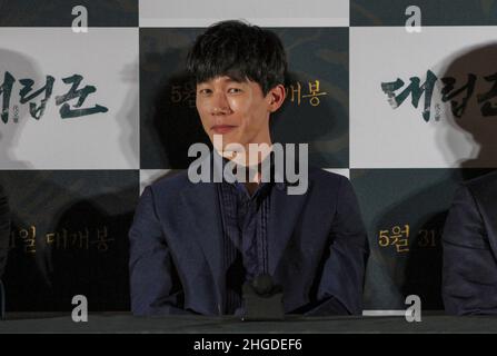 L'attore Kim Moo Yeol partecipa alla vetrina durante il loro nuovo film GUERRIERI DELL'ALBA media show case a Seoul, Corea del Sud. Foto Stock