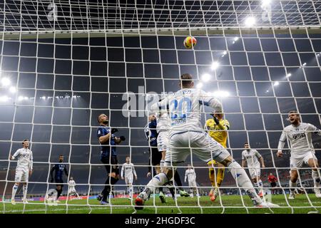 Stadio San Siro, Milano, 19 gennaio 2022, Riccardo Fiamozzi (Empoli FC) si guarda mentre la palla colpisce il crossbar durante Inter - FC Internatione Foto Stock