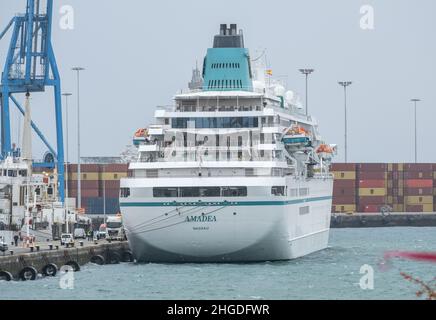 Las Palmas, Gran Canaria, Isole Canarie, Spagna. 20th Gennaio 2022. La nave da crociera MS Amadea fa una sosta non programmata a Las Palmas su Gran Canaria come un'esplosione di Covid a bordo forza la nave a fare un'inversione a U 500 miglia da Gran Canaria sulla rotta per i Caraibi da Madeira. La nave è gestita da Phoenix Reisen in Germania. Credit: Alan Dawson/Alamy Live News Foto Stock