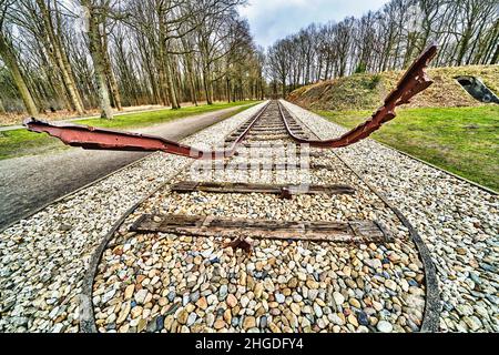 le rotaie rotte terminano senza fermarsi. Foto Stock