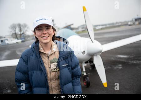 Egelsbach, Germania. 19th Jan 2022. Il pilota Zara Rutherford aveva lanciato dal Belgio nell'agosto 2021 per un volo intorno alla Terra. Credit: Sebastian Gollnow/dpa/Alamy Live News Foto Stock