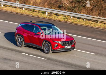 2021 rosso Hyundai Tucson Ultimate T-GDI N Line manuale a 1598cc 6 marce. Traffico veicolare, veicoli in movimento, automobili, veicoli che guidano su strade del Regno Unito, motori, automobilismo sulla rete stradale britannica dell'autostrada M61. Foto Stock