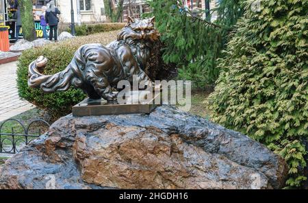 Kiev, Ucraina - 01 gennaio 2022: Monumento al gatto persiano Panteleimon a Kiev, eretto nel 1998 nella Piazza della porta d'Oro, di fronte al Pantagruel Foto Stock