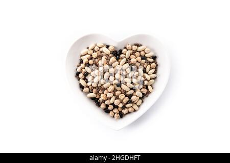 Primo piano legumi assortiti non cotti isolati su sfondo bianco Foto Stock