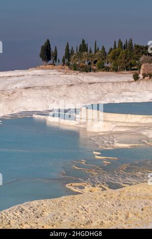 Formazioni di terrazzo in travertino nella città di Pamukkale nella provincia di Denizli in Turchia Foto Stock
