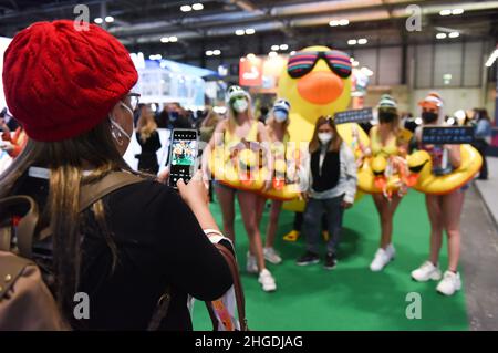 Madrid, Spagna. 19th Jan 2022. La gente visita l'edizione 42nd della Fiera Internazionale del Turismo FITUR a Madrid, Spagna, 19 gennaio 2022. La Fiera Internazionale del Turismo FITUR 2022 ha aperto la sua porta al Centro Congressi IFEMA di mercoledì. Credit: Gustavo Valiente/Xinhua/Alamy Live News Foto Stock