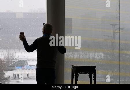 (220120) -- PECHINO, 20 gennaio 2022 (Xinhua) -- un giornalista video chats con la sua famiglia nel Main Media Center per i Giochi Olimpici e Paralimpici invernali 2022 a Pechino, capitale della Cina, 20 gennaio 2022. (Xinhua/He Changshan) Foto Stock