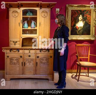 Christie’s, Londra, Regno Unito. 20 gennaio 2022. La casa d’aste di Christie svela Au Bord Du Lac: Un interno del decoratore Francois-Joseph Graf, una casa unica sulle rive del Lago di Ginevra, e uno dei primi progetti di Graf che presenta arti decorative, mobili e dipinti francesi prevalentemente dalla fine del 19th secolo. L'asta si svolge il 26 gennaio. Image: Leon-Albert Jallot, French Oak and Ebony Grande Cabinet, estimate £6.000-8.000. Credit: Malcolm Park/Alamy Live News. Foto Stock