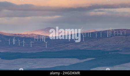 Stirling, Scozia, Regno Unito. 20th Jan 2022. Tempo britannico: Braes of Doune onshore vento fattoria vicino Stirling al sorgere del sole come ultima analisi di carbonio Brief afferma che 'bollette di energia nel Regno Unito sono quasi £ 2,5bn più alto di quanto sarebbe stato se le politiche climatiche non fossero state demolite nel corso dell'ultimo decennio' Credit: Kay Roxby/Alamy Live News Foto Stock