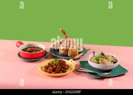 Ketupat Lebaran, servito con Sambal Goreng Kentang, Opor Ayam, Sayur Labu Siam e Telur Semur. Menu tradizionale celebrativo durante l'Eid al-Fitr e l'EI Foto Stock