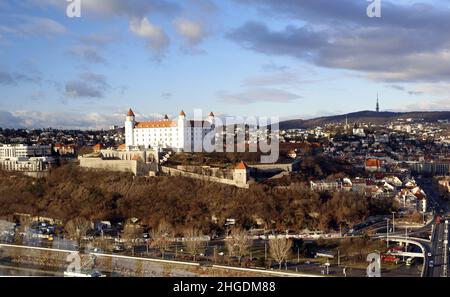 Vista aerea dal ristorante sul 'Ponte UFO' della città vecchia, Bratislava, Slovacchia Foto Stock