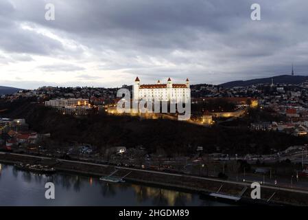 Vista aerea dal ristorante sul 'Ponte UFO' della città vecchia, Bratislava, Slovacchia Foto Stock