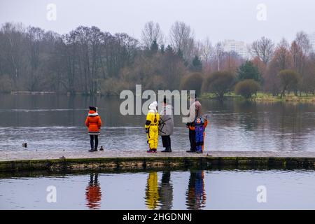 Nonni e loro nipoti passeggiando nel parco vicino al lago in autunno. Minsk. Bielorussia Foto Stock