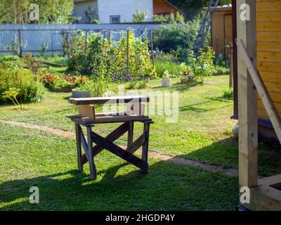 travi in legno per la costruzione di una casa rurale, in estate Foto Stock