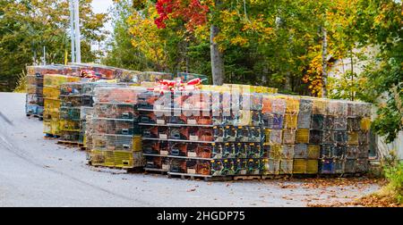 Le trappole di aragosta accatastate lungo la strada a Bass Harbor, Maine, USA Foto Stock