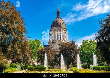 Bella vista della famosa Christuskirche (Chiesa di Cristo), una chiesa protestante a Magonza, in Germania, in una giornata di sole con un cielo blu. Di fronte si trova un parco... Foto Stock