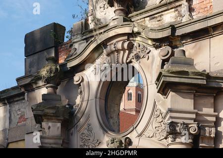 Storica architettura barocca in via Klemensa Janickiego, con la chiesa di Sant'Adelbert alle spalle, Wrocław, bassa Slesia, Polonia, agosto 2021 Foto Stock