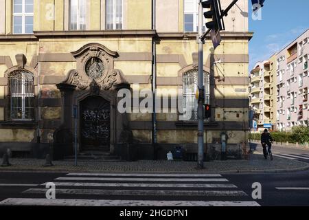 Vecchio ufficio postale e crocevia in via Klemensa Janickiego, centro di Wrocław, bassa Slesia, Polonia, agosto 2021 Foto Stock