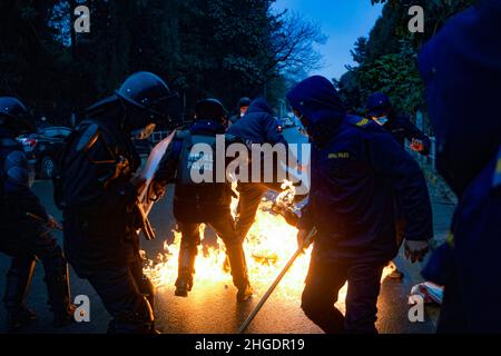 Kathmandu, Nepal. 20th Jan 2022. I poliziotti di sommosse tentano di destare un fuoco acceso dai quadri del Partito Comunista del Nepal durante una protesta contro l'aumento dei prezzi dei carburanti a Kathmandu, Nepal, giovedì 20 gennaio 2022. (Credit Image: © Skanda Gautam/ZUMA Press Wire) Foto Stock