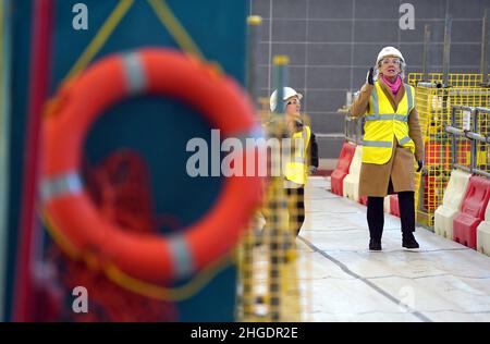 Il segretario alla cultura Nadine Dorries (a destra) e l'ex nuotatore Paralimpico Ellie Simonds durante una visita al Sandwell Aquatics Centre, l'unico luogo di competizione appositamente costruito di Birmingham. Data foto: Giovedì 20 gennaio 2022. Foto Stock