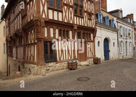Vecchia casa incorniciata a Joigny in Burgund in Francia Foto Stock