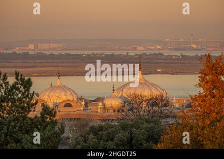 Guardando verso London Gateway Port a Coryton. Con le cupole del Gravesend Gurdwara in primo piano. Da Windmill Hill a Sunset. Foto Stock