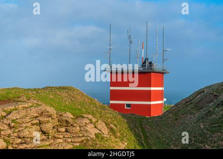 La vecchia torre radar sull'Oberland Upper Land dell'isola del Mare del Nord di Heligoland, Germania settentrionale, Europa centrale Foto Stock