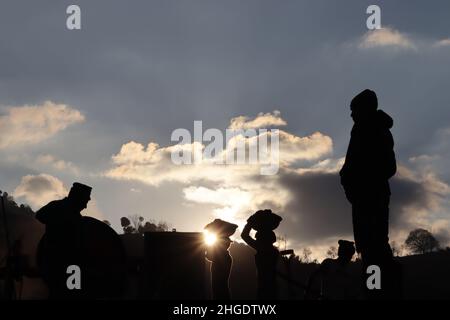 20 gennaio 2022, Poonch, Jammu e Kashmir, India: I lavoratori lavorano su un ponte durante il tramonto a Poonch (Credit Image: © Nazim Ali KhanZUMA Press Wire) Foto Stock