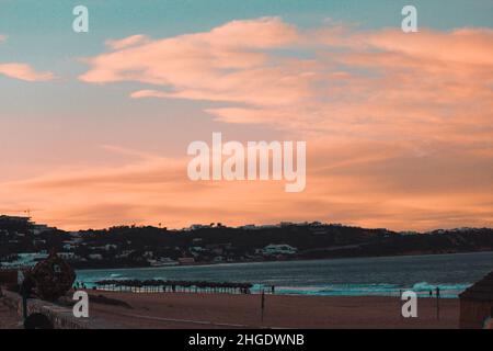 Mare, Shatt Bahr, alberi, rocce, cielo persone, blu, capanna, moschea, industrie tradizionali, aree turistiche, montagna, porta blu, uccello, la marsa e sidi bou Foto Stock