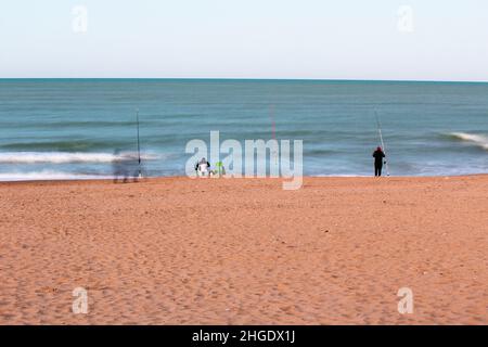 Mare, Shatt Bahr, alberi, rocce, cielo persone, blu, capanna, moschea, industrie tradizionali, aree turistiche, montagna, porta blu, uccello, la marsa e sidi bou Foto Stock