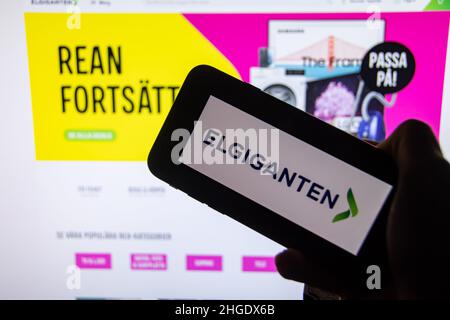 Rheinbach, Germania 13 gennaio 2022, il logo del marchio della società elettrica 'Elgiganten' sul display di uno smartphone di fronte al sito web Foto Stock