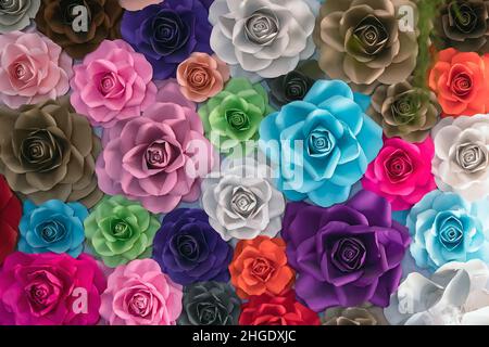 Rosa fatta di carta. Rose fatte a mano sfondo. Collezione di molte rose colorate origami che formano un bellissimo sfondo floreale. Col artificiale Foto Stock