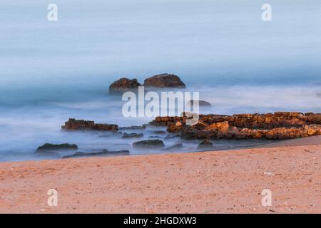 Mare, Shatt Bahr, alberi, rocce, cielo persone, blu, capanna, moschea, industrie tradizionali, aree turistiche, montagna, porta blu, uccello, la marsa e sidi bou Foto Stock