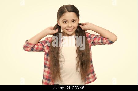 Come crescere i capelli più velocemente. Ragazza bambino molto lungo capelli. Salone parrucchiere. Mantenimento di igiene e cura di sé. Intestando via alle estremità morte può Foto Stock