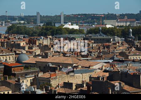 Vista dalla torre Pey-Berland della Cattedrale Saint-Andre sul centro storico di Bordeaux e Pont Jacques Chaban-Delmas, Francia Foto Stock