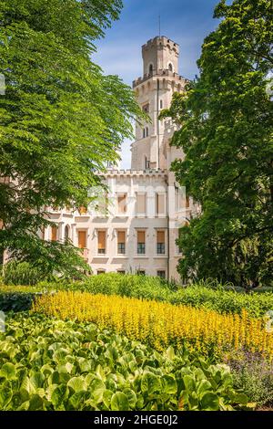 Chateau Hluboka con un bellissimo parco in primo piano, repubblica Ceca, Europa. Foto Stock