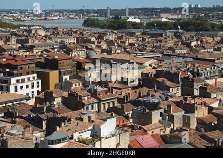 Vista dalla torre Pey-Berland della Cattedrale Saint-Andre sul centro storico di Bordeaux e Pont Jacques Chaban-Delmas, Francia Foto Stock