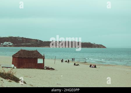 Mare, Shatt Bahr, alberi, rocce, cielo persone, blu, capanna, moschea, industrie tradizionali, aree turistiche, montagna, porta blu, uccello, la marsa e sidi bou Foto Stock