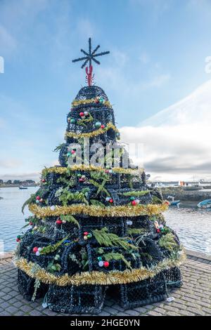 Albero di Natale insolito fatto da vasi di aragosta in Emsworth Inghilterra Foto Stock