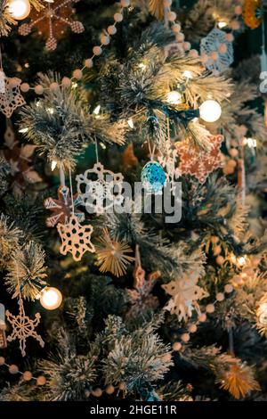 Belle decorazioni e ornamenti dell'albero di natale Foto Stock