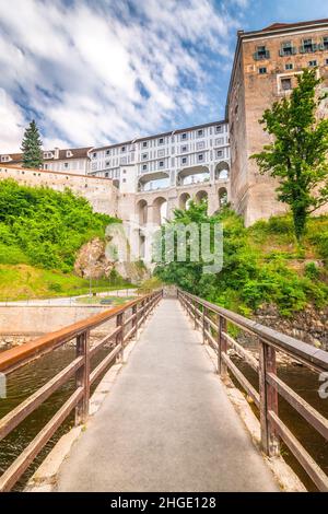 Vista sul ponte di Cloak nella città medievale Cesky Krumlov, repubblica Ceca, Europa. Foto Stock