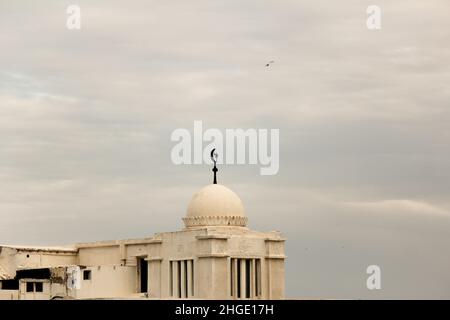 Mare, Shatt Bahr, alberi, rocce, cielo persone, blu, capanna, moschea, industrie tradizionali, aree turistiche, montagna, porta blu, uccello, la marsa e sidi bou Foto Stock