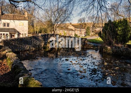 The Lister Arms Hotel, Malham a Malhamdale (non lontano da Malham Cove), una casa pubblica e un hotel Yorkshire Dales Foto Stock