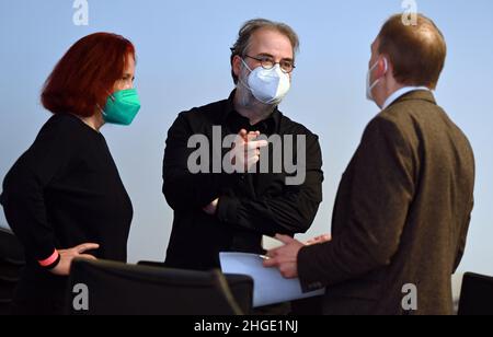 Erfurt, Germania. 20th Jan 2022. Steffen Dittes (M, Die Linke), Matthias Hey (r, SPD) e Astrid Rothe-Beinlich (l, Bündnis90/Die Grünen), i leader del gruppo parlamentare della coalizione rosso-rosso-verde, forniscono informazioni sullo stato attuale dei negoziati di bilancio nel corso di una conferenza stampa congiunta. La coalizione di minoranza rosso-rosso-verde e la fazione dell'opposizione CDU hanno concordato le principali caratteristiche del bilancio per quest'anno durante 22 ore di negoziati. Credit: Martin Schutt/dpa-Zentralbild/dpa/Alamy Live News Foto Stock