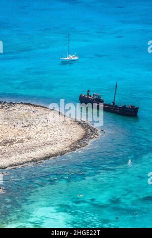 Relitto arrugginito al mare vicino alla laguna di Balos a nord-ovest dall'isola di Creta, Grecia. Foto Stock