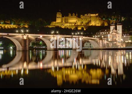 Ponte su Neckar e il castello di Heidelberg in Germania Foto Stock